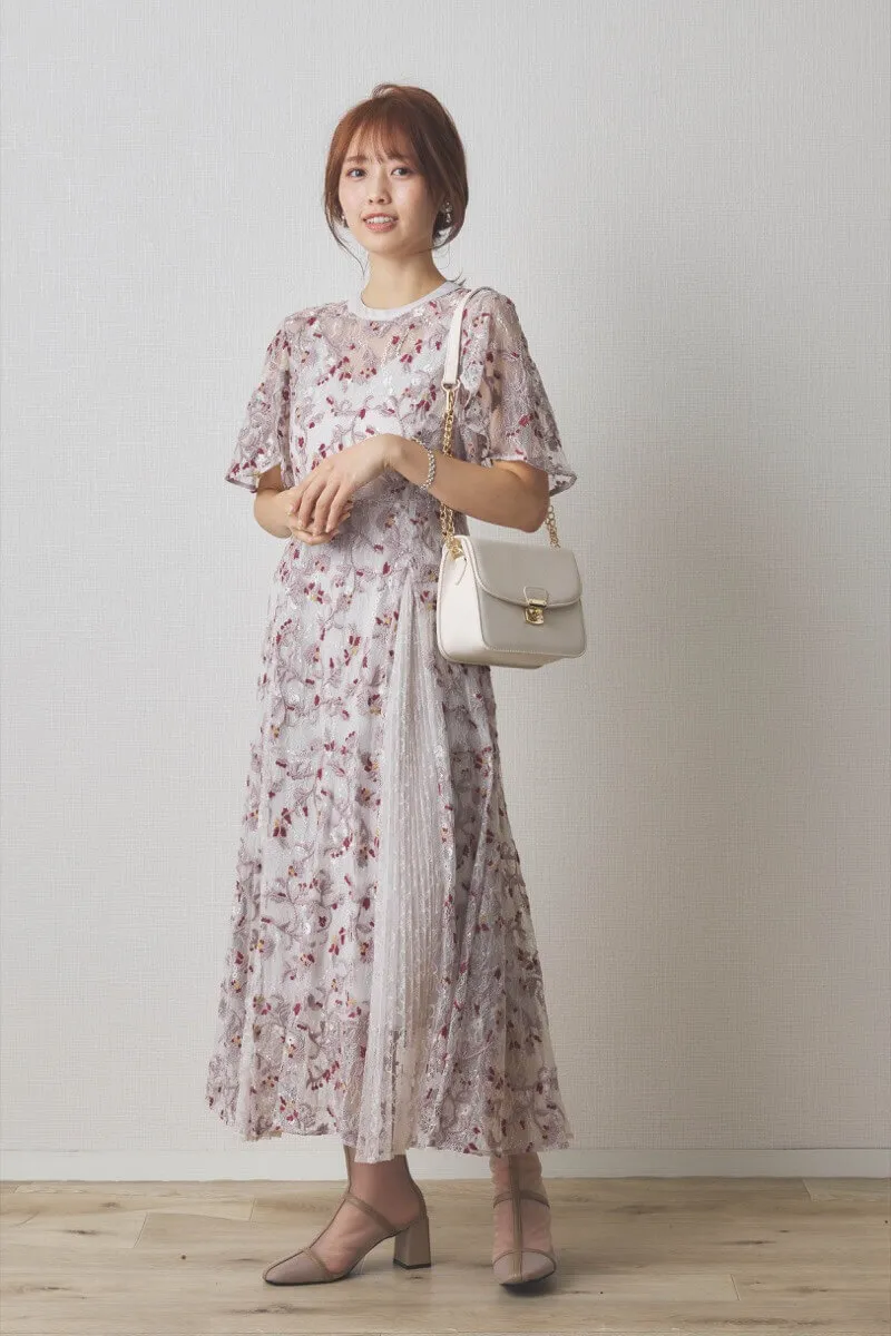 ライトグレーのレースエンブロイダリープリーツドレス