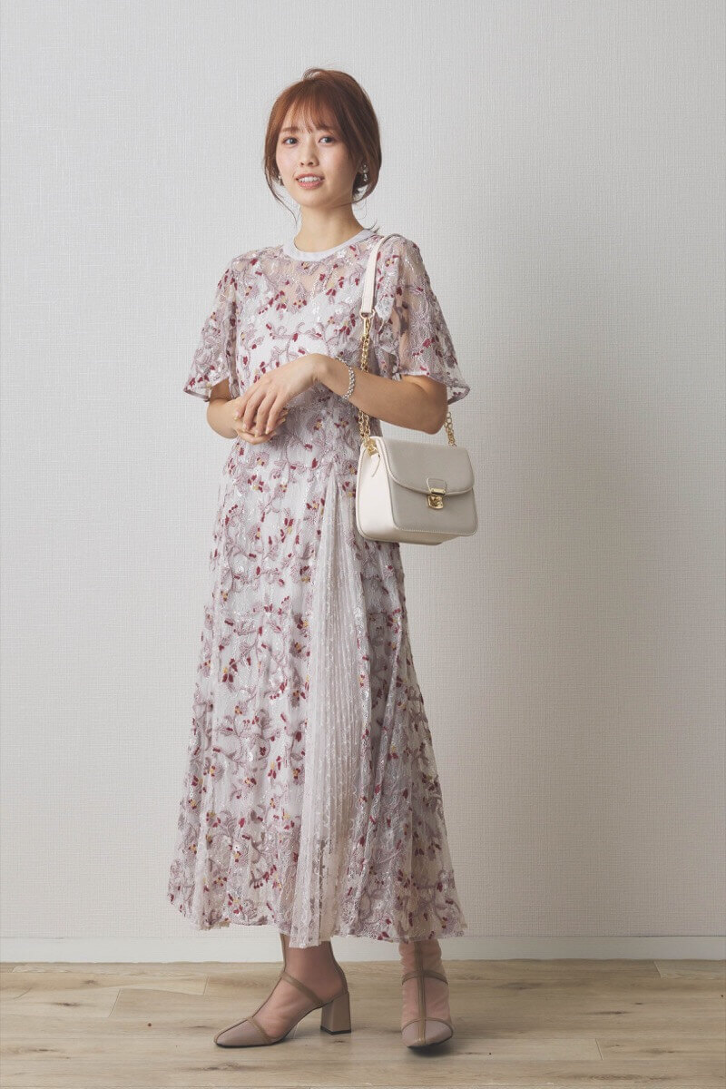 ライトグレーのレースエンブロイダリープリーツドレス