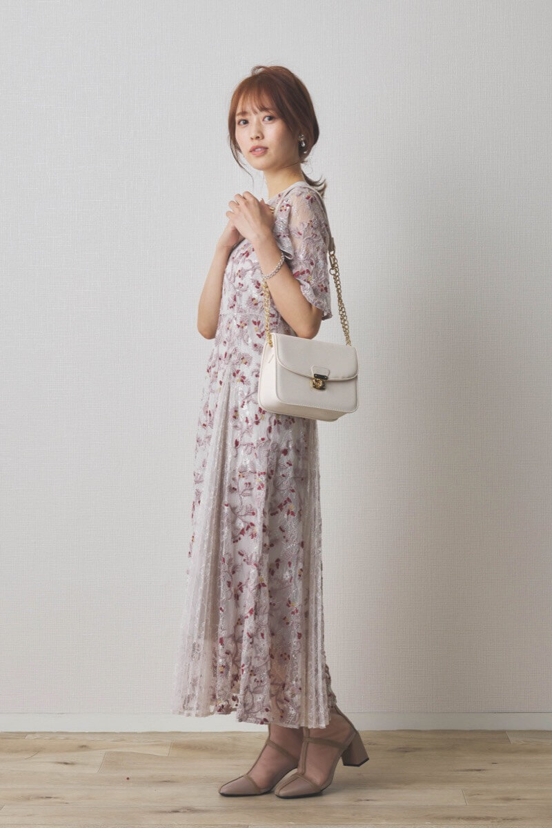 ライトグレーのレースエンブロイダリープリーツドレス