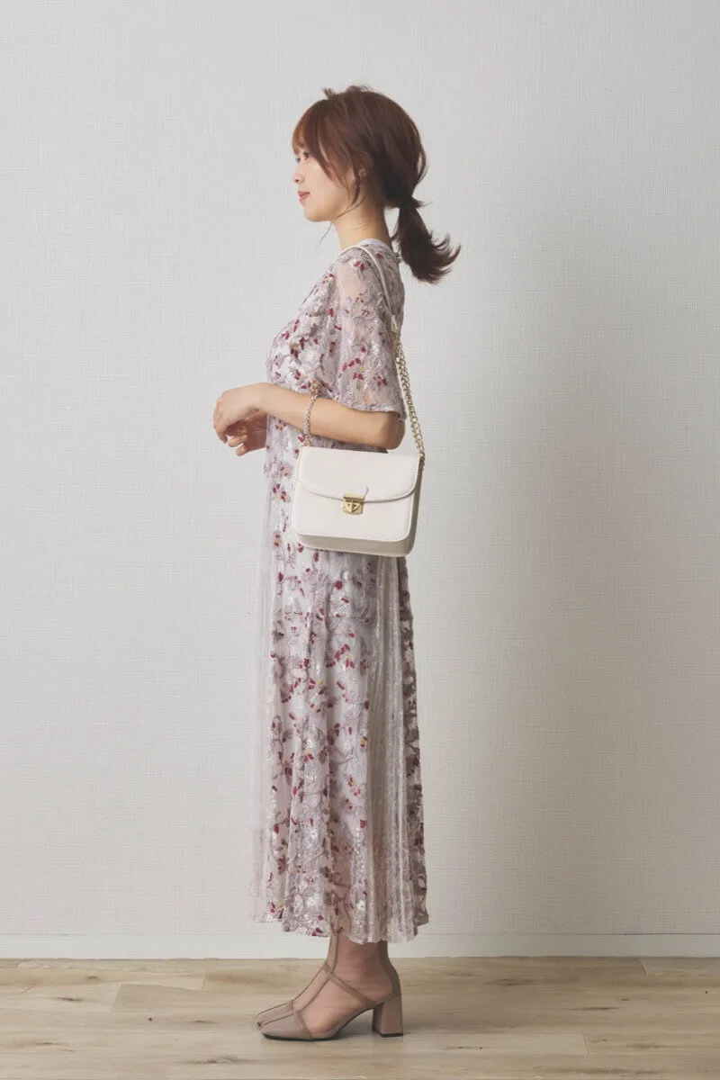 ライトグレーのレースエンブロイダリープリーツドレス