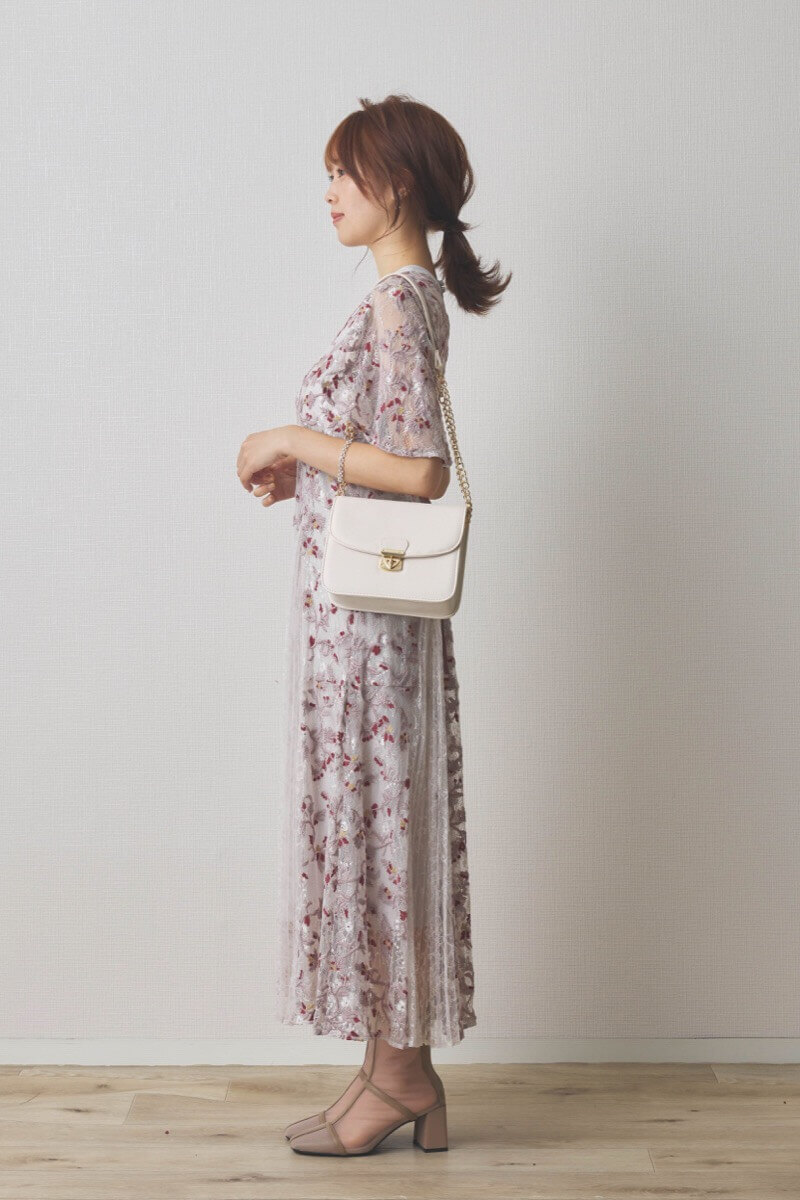 ライトグレーのレースエンブロイダリープリーツドレス