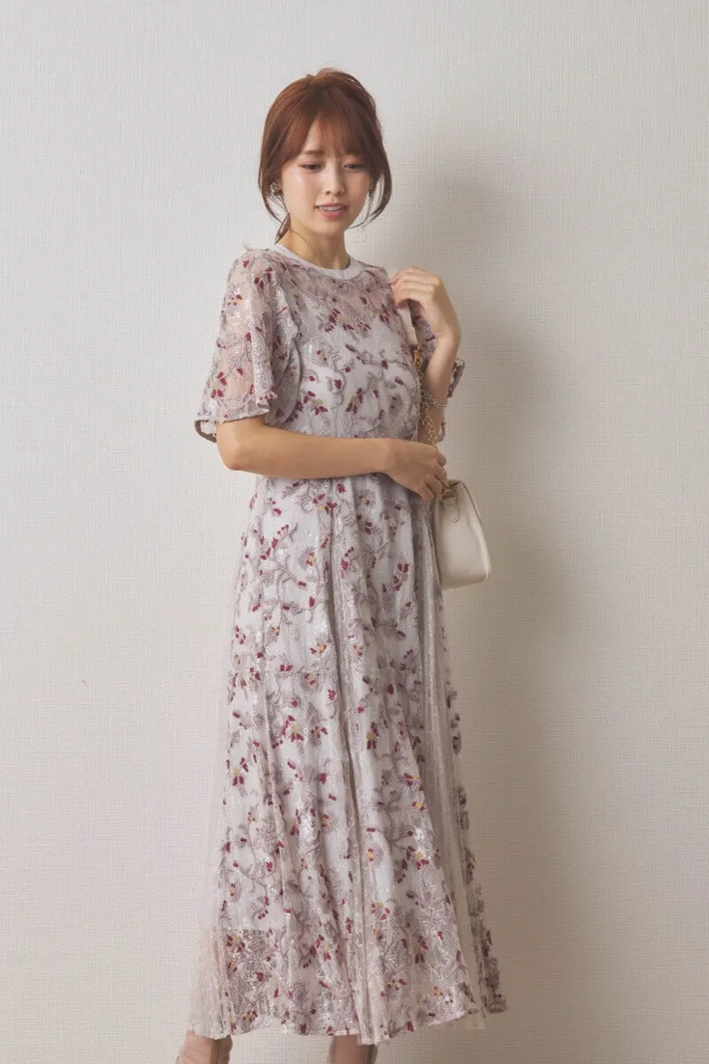 ライトグレーのレースエンブロイダリープリーツドレス