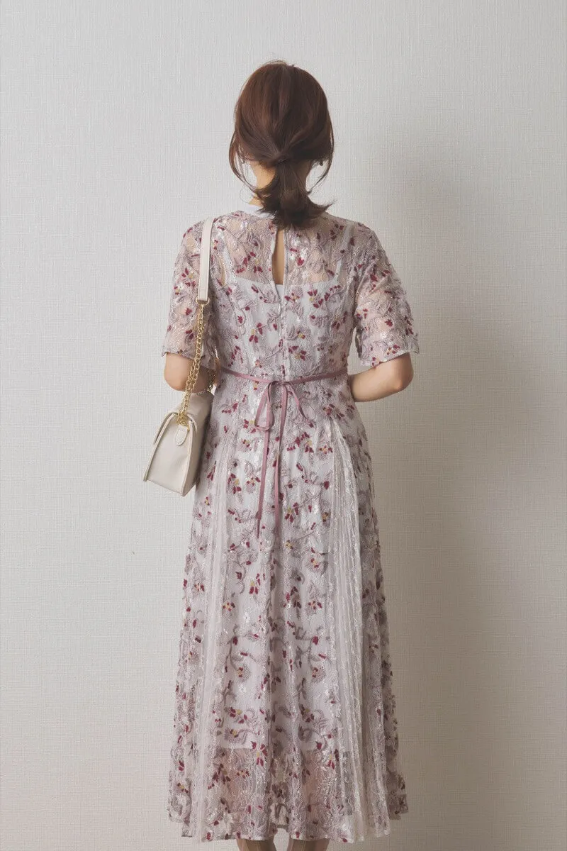 ライトグレーのレースエンブロイダリープリーツドレス