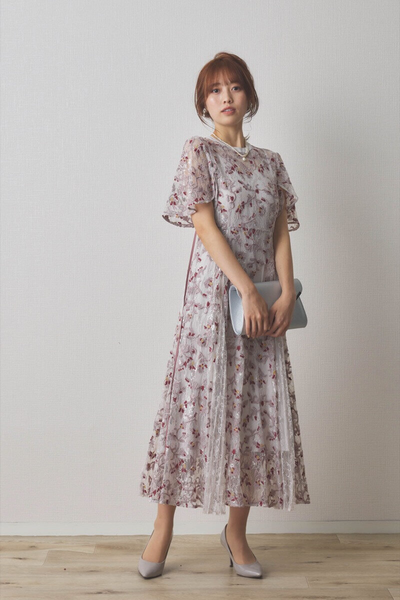 ライトグレーのレースエンブロイダリープリーツドレス