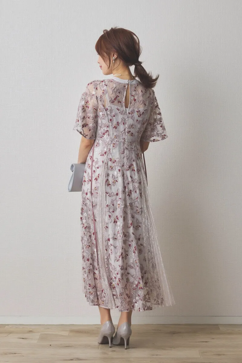 ライトグレーのレースエンブロイダリープリーツドレス