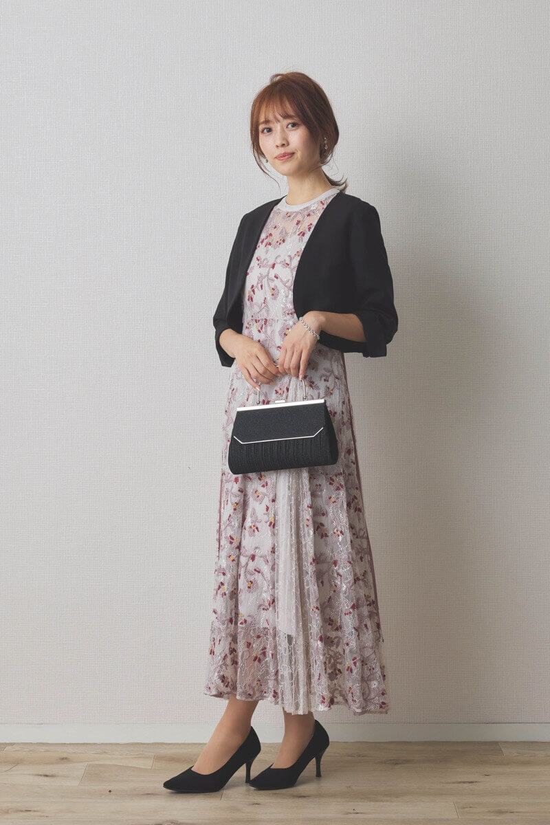 ライトグレーのレースエンブロイダリープリーツドレス