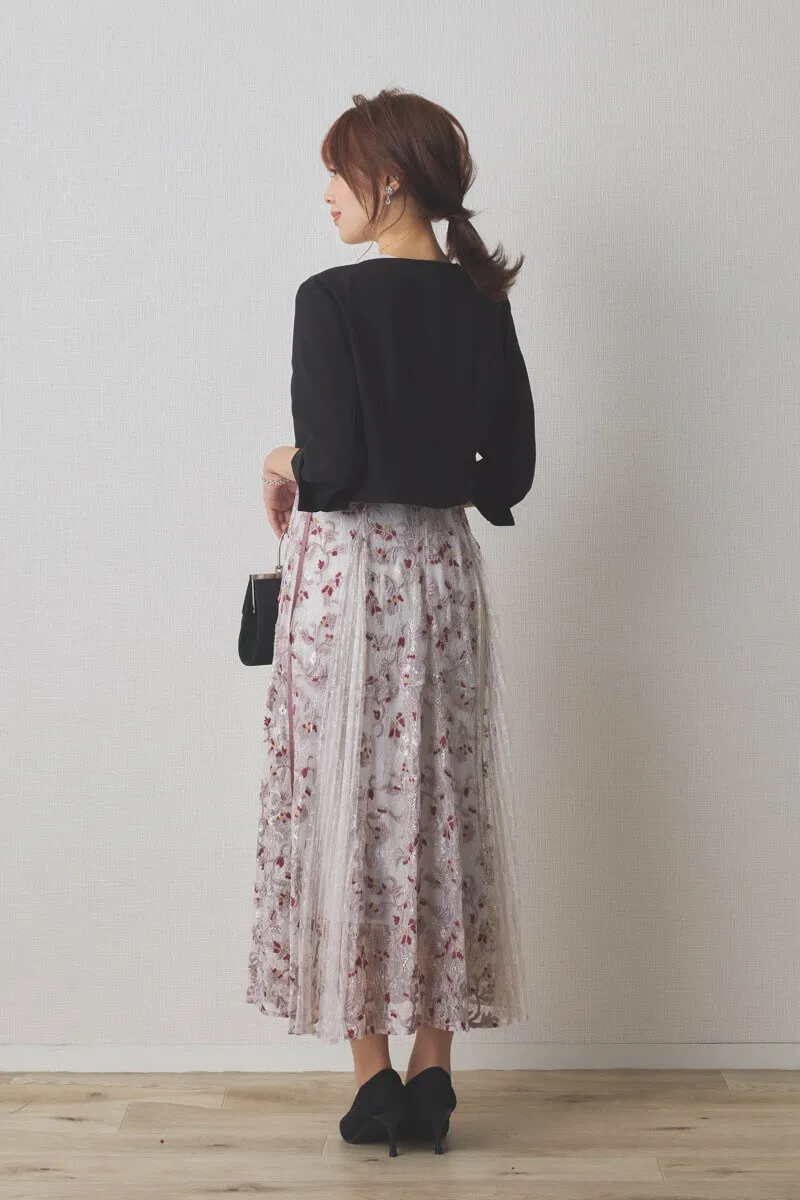 ライトグレーのレースエンブロイダリープリーツドレス