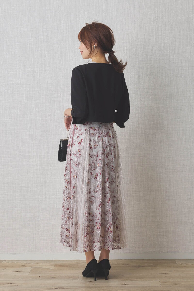 ライトグレーのレースエンブロイダリープリーツドレス