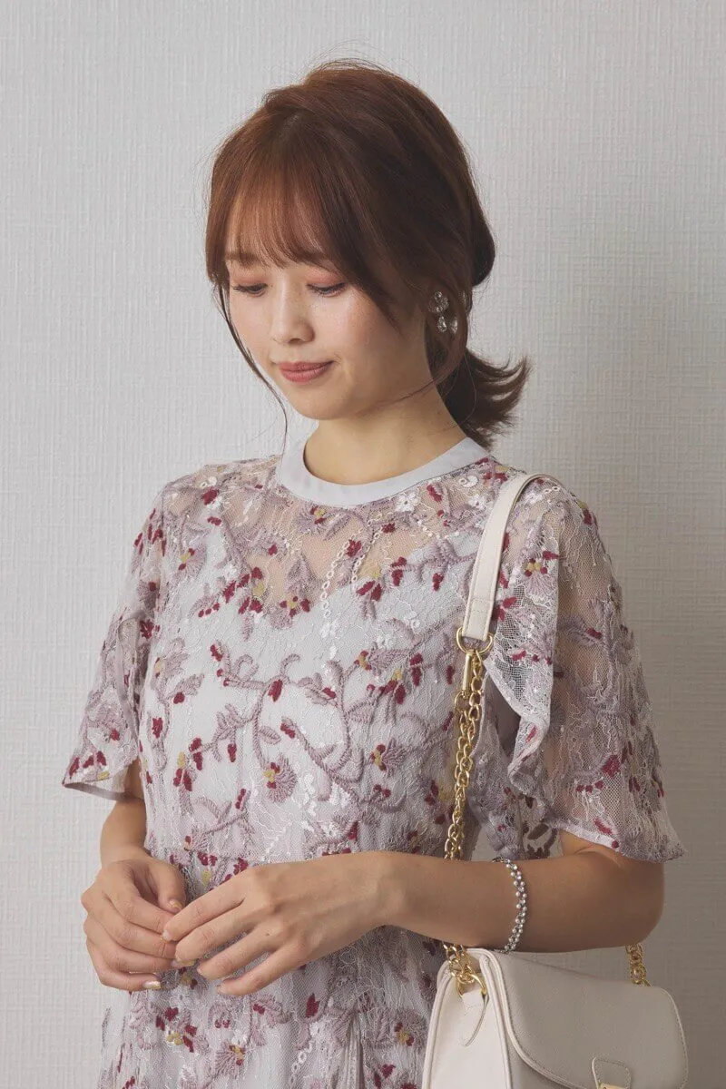 ライトグレーのレースエンブロイダリープリーツドレス