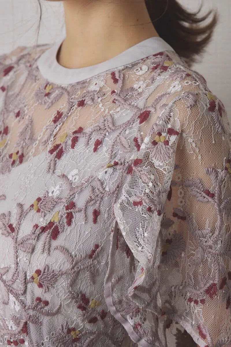 ライトグレーのレースエンブロイダリープリーツドレス