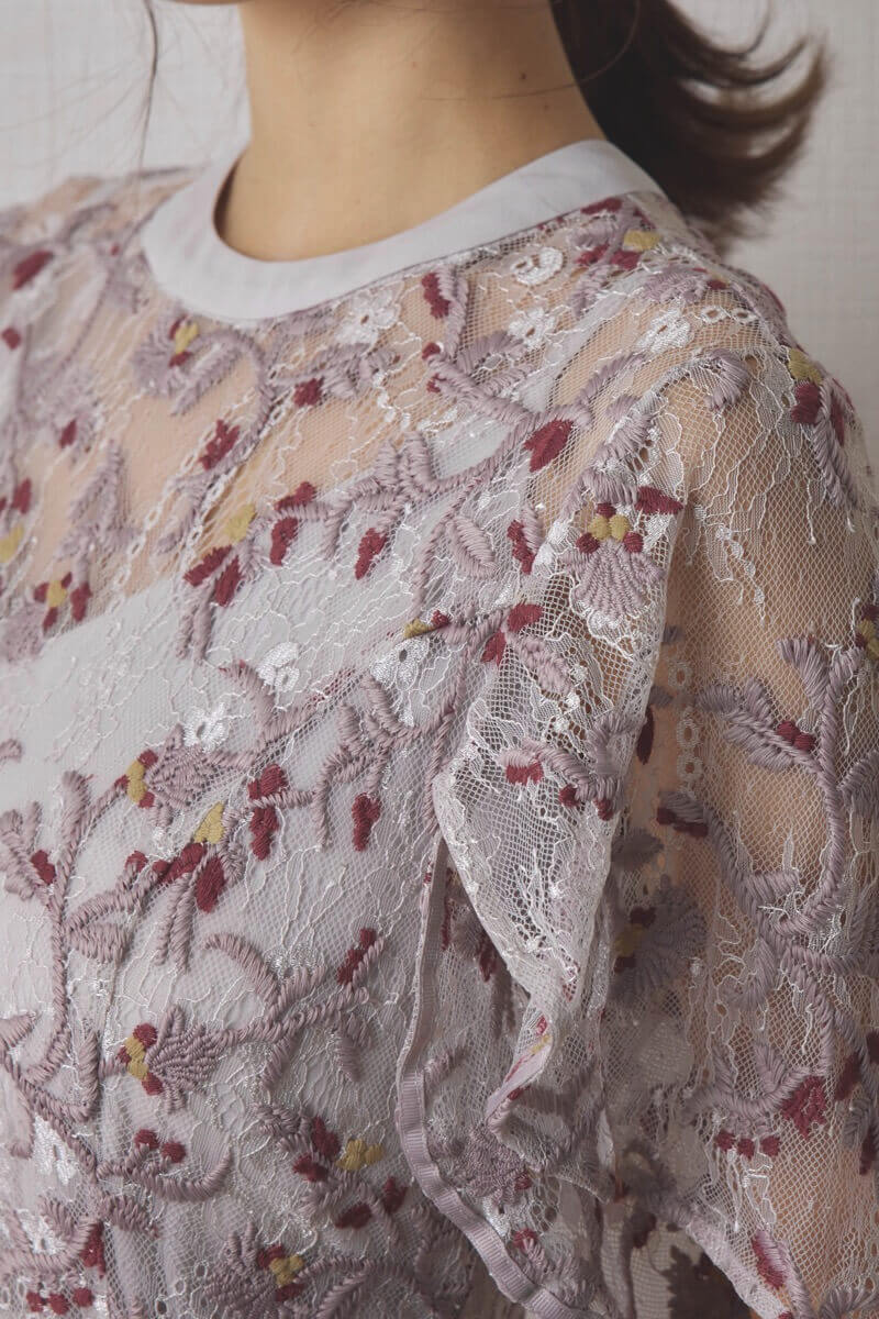 ライトグレーのレースエンブロイダリープリーツドレス