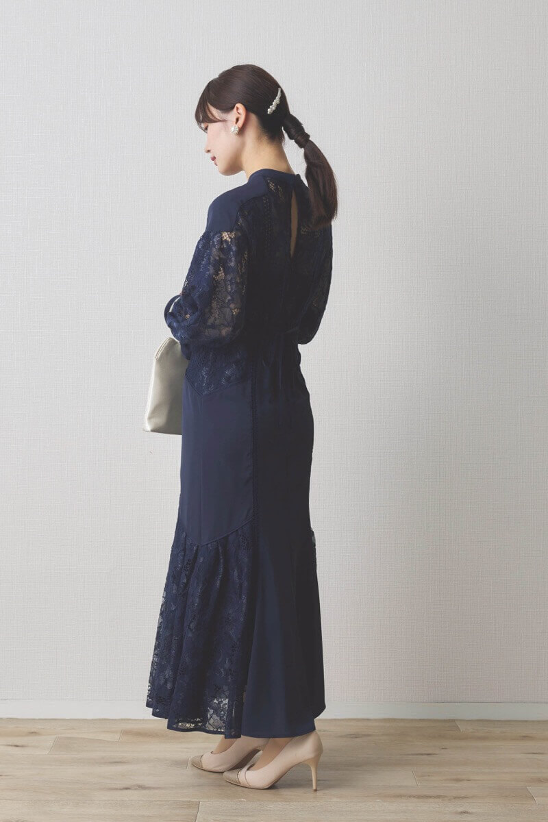 ネイビーのスイッチングレースマーメイドドレス