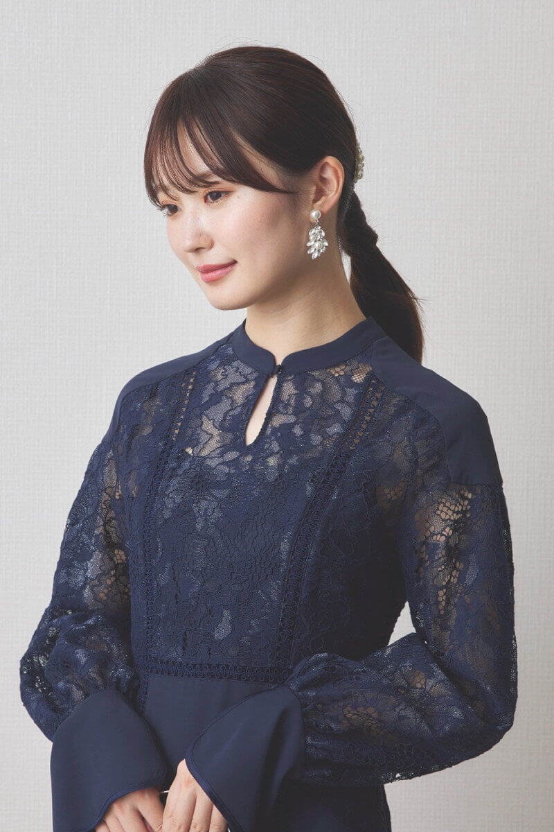 ネイビーのスイッチングレースマーメイドドレス