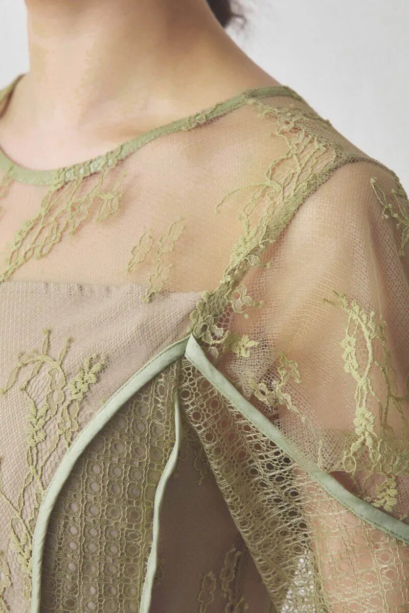 ライトグリーンのパネルレースドレス