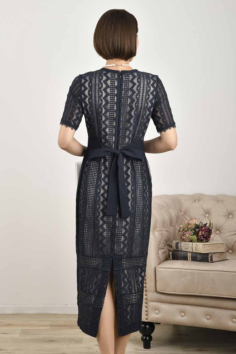 ネイビーのジオメトリック柄レースドレス