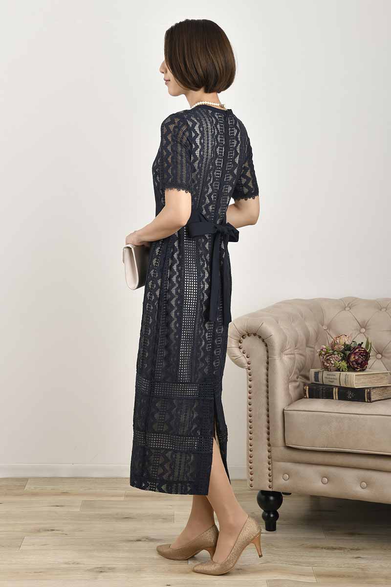ネイビーのジオメトリック柄レースドレス