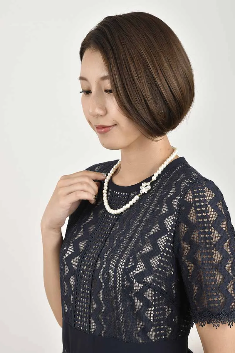 ネイビーのジオメトリック柄レースドレス