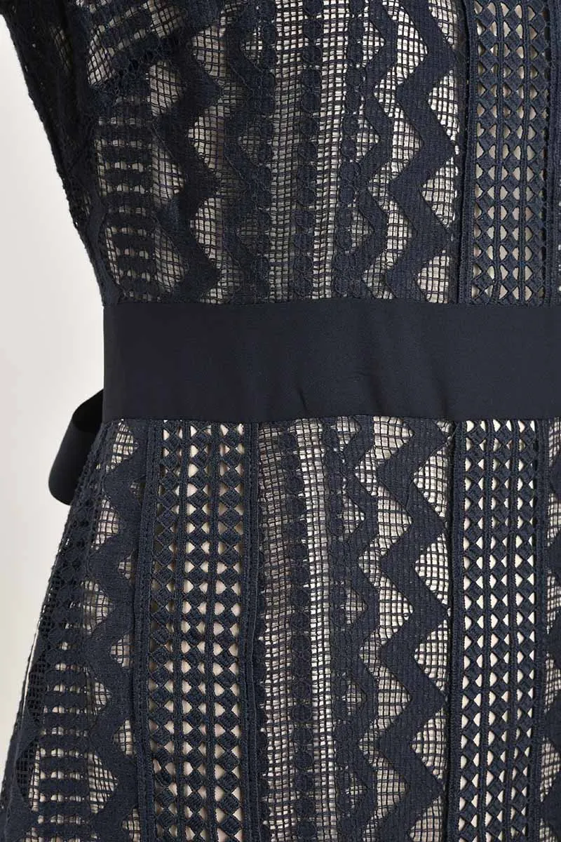 ネイビーのジオメトリック柄レースドレス