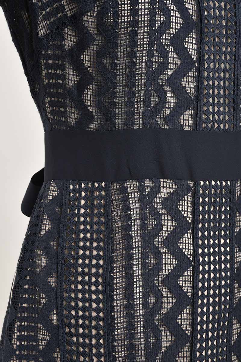 ネイビーのジオメトリック柄レースドレス