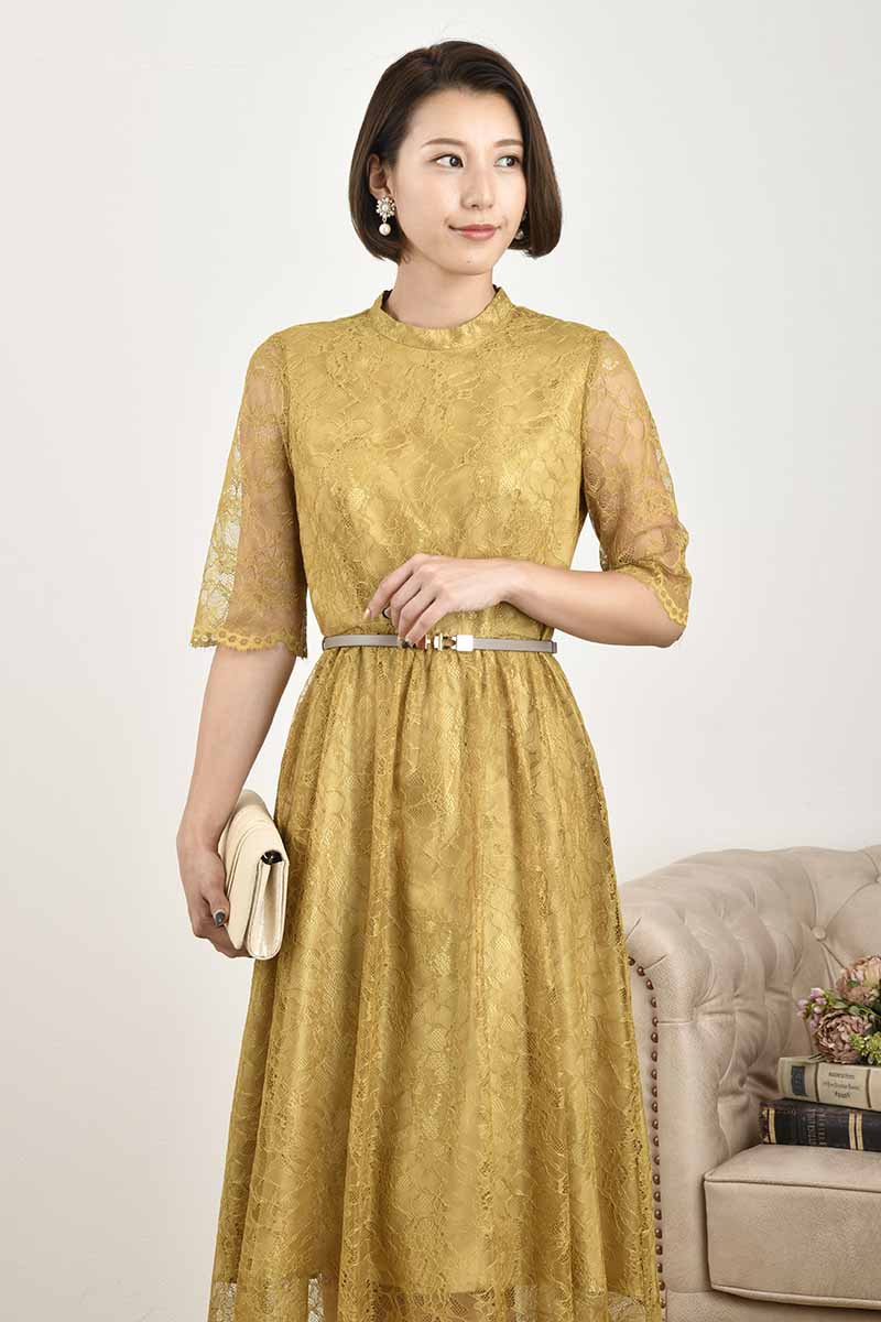 マスタードイエローのプチハイネック総レースドレス