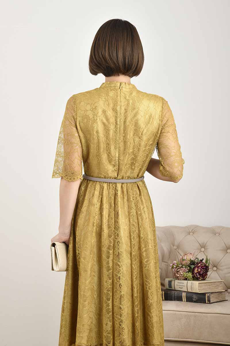 マスタードイエローのプチハイネック総レースドレス