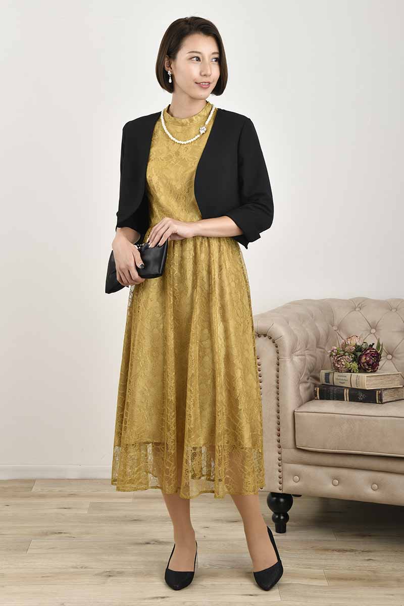 マスタードイエローのプチハイネック総レースドレス