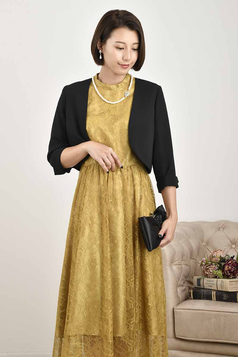 マスタードイエローのプチハイネック総レースドレス