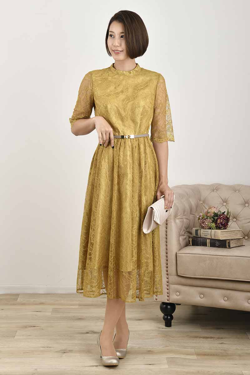 マスタードイエローのプチハイネック総レースドレス
