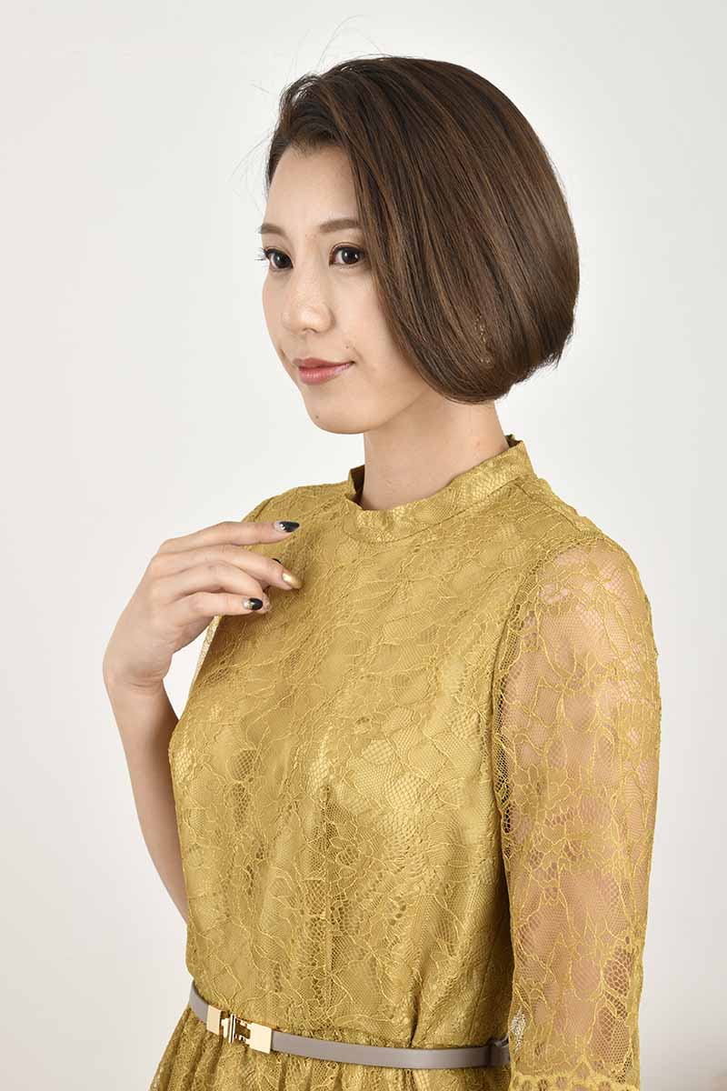 マスタードイエローのプチハイネック総レースドレス