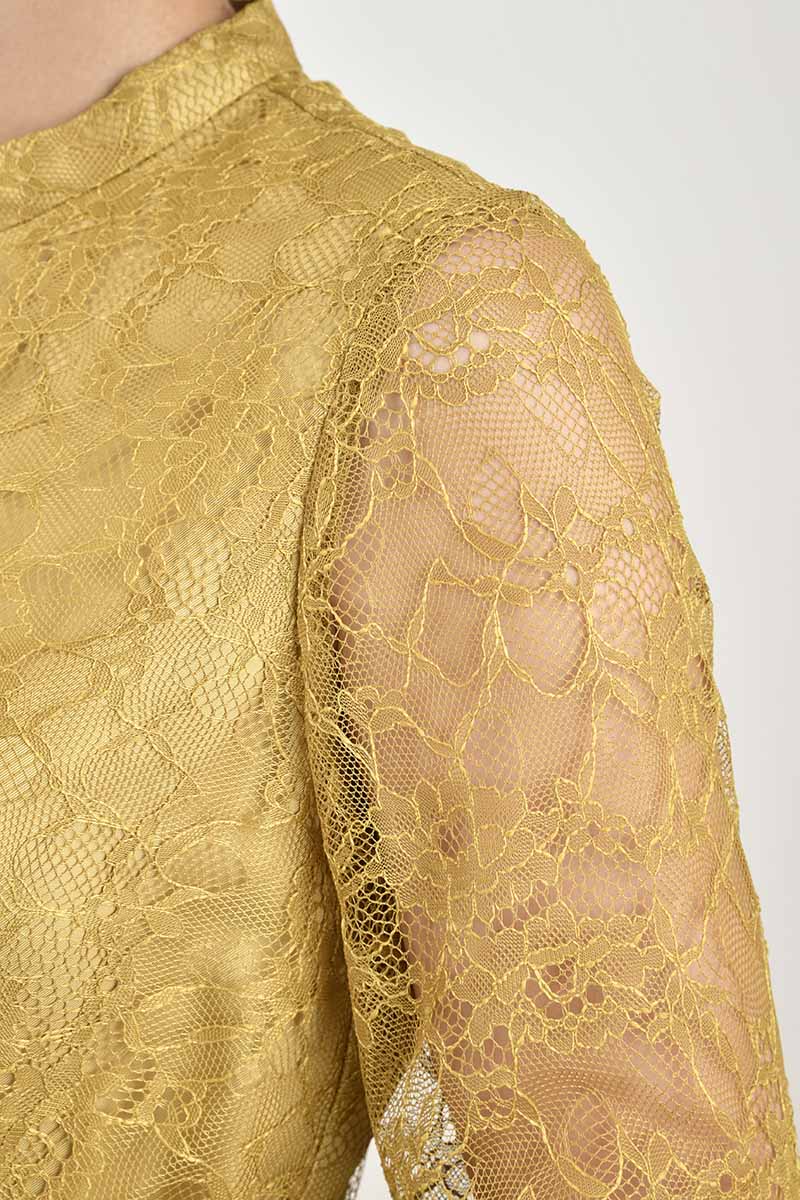 マスタードイエローのプチハイネック総レースドレス