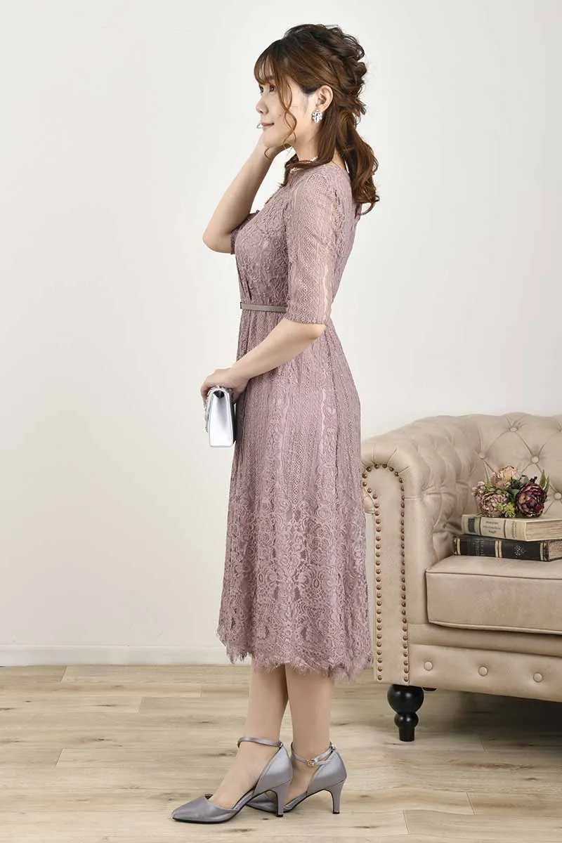 ピンクのアンティークライクレースドレス