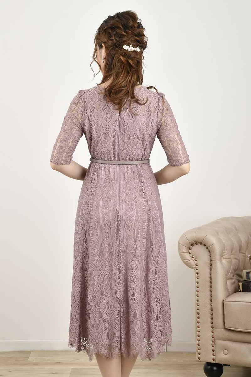 ピンクのアンティークライクレースドレス