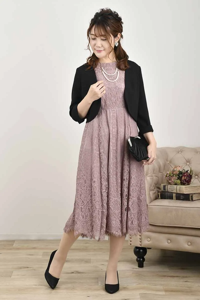 ピンクのアンティークライクレースドレス