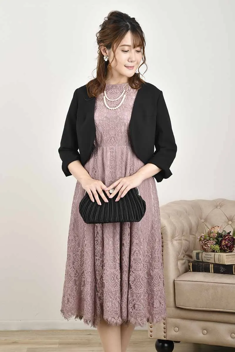 ピンクのアンティークライクレースドレス