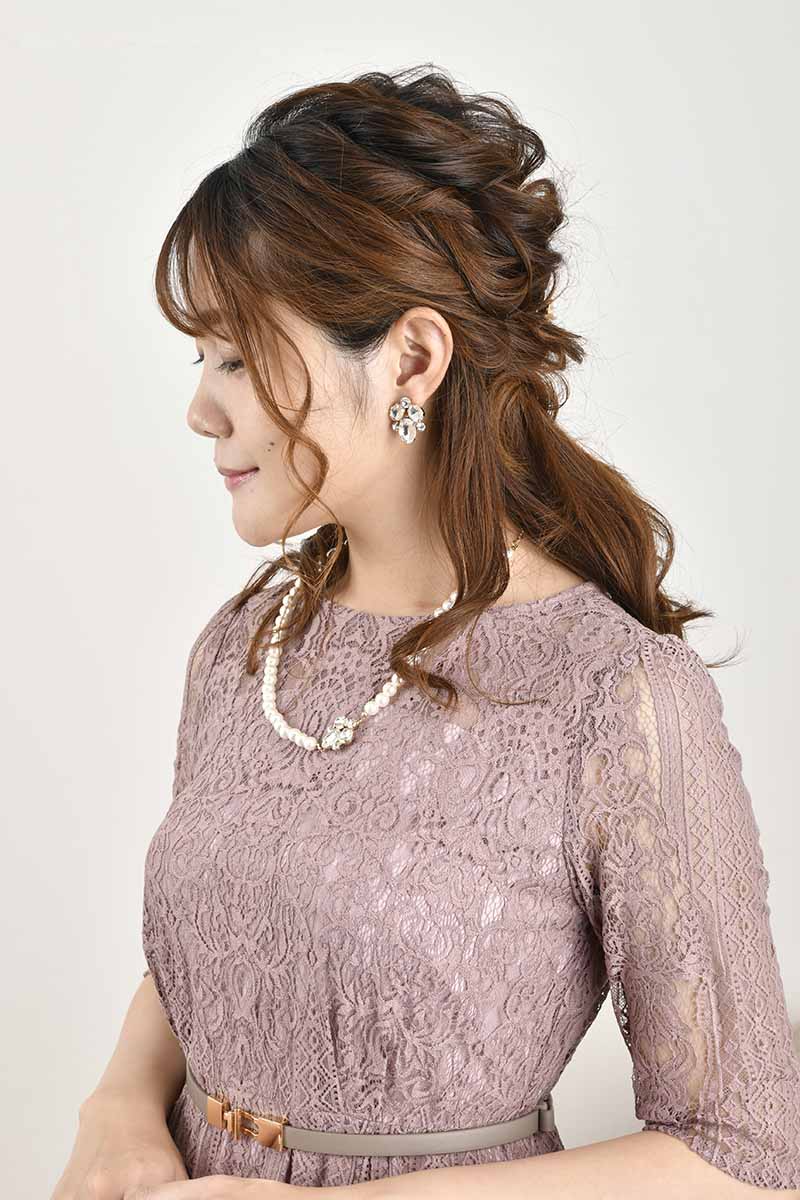 ピンクのアンティークライクレースドレス