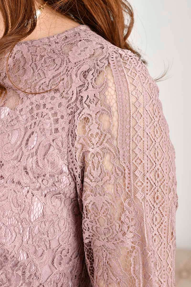 ピンクのアンティークライクレースドレス