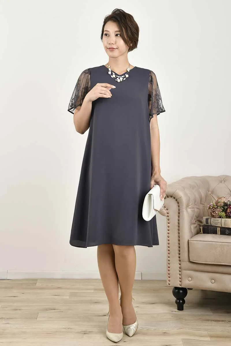 グレーのフレアレーススリーブAラインドレス