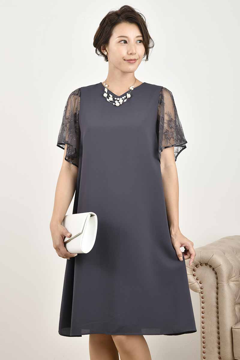 グレーのフレアレーススリーブAラインドレス