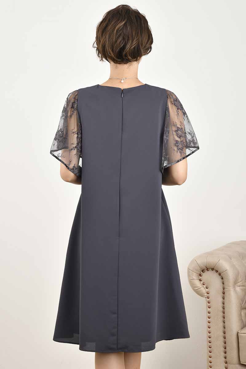 グレーのフレアレーススリーブAラインドレス