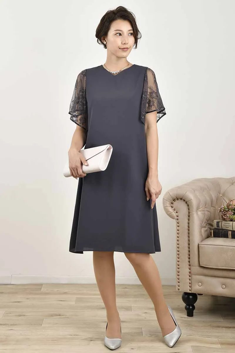 グレーのフレアレーススリーブAラインドレス