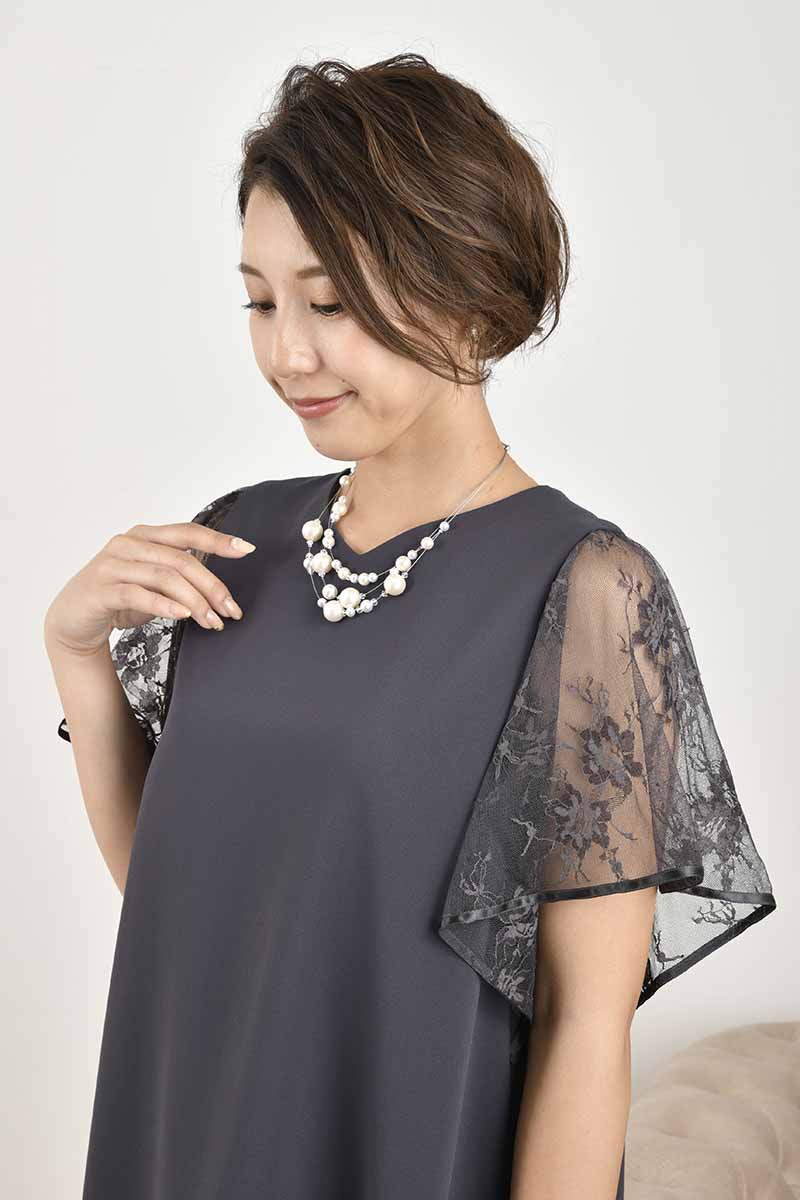 グレーのフレアレーススリーブAラインドレス