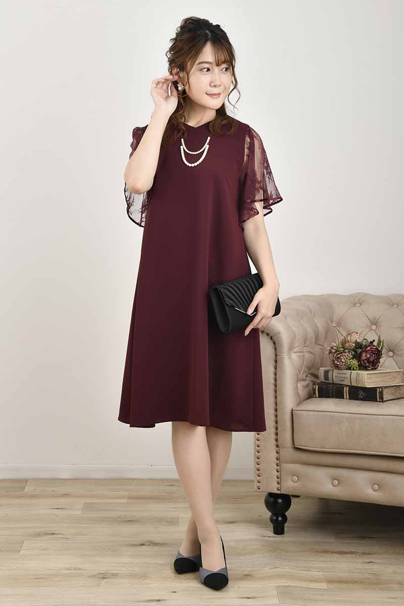 ワインレッドのフレアレーススリーブAラインドレス