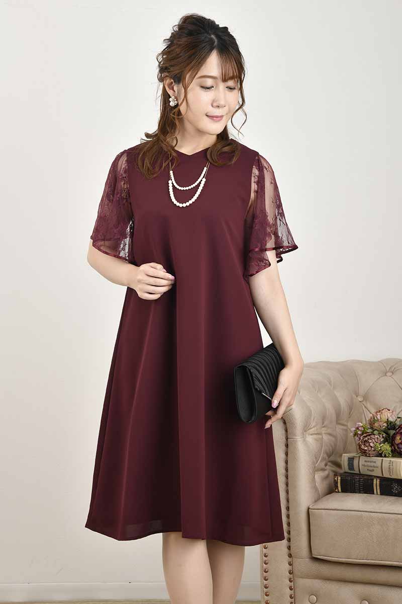 ワインレッドのフレアレーススリーブAラインドレス