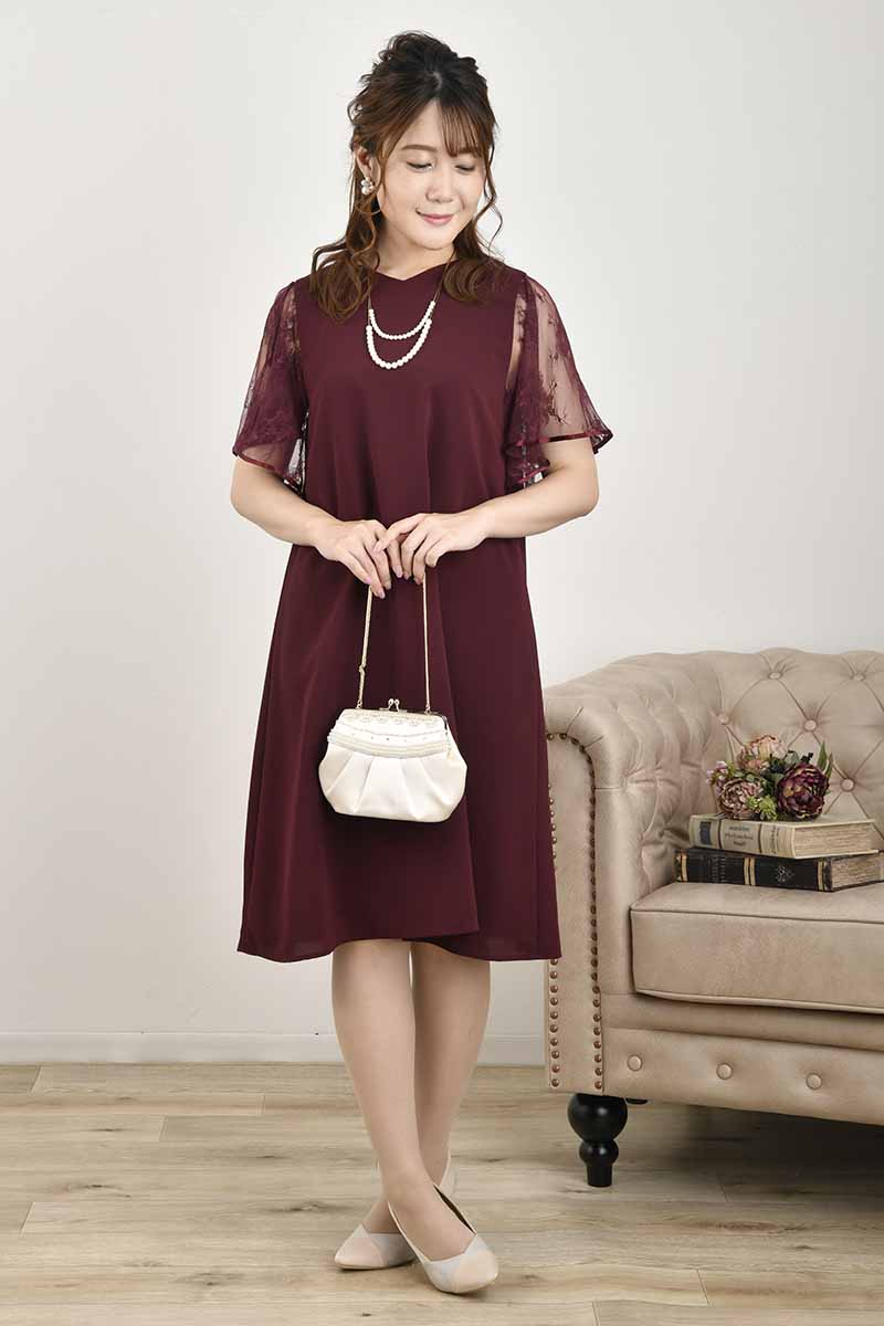 ワインレッドのフレアレーススリーブAラインドレス