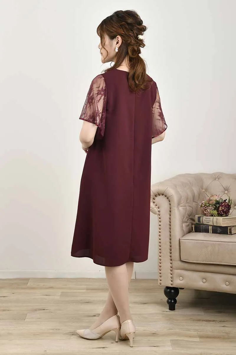 ワインレッドのフレアレーススリーブAラインドレス