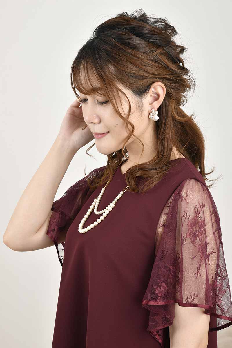 ワインレッドのフレアレーススリーブAラインドレス