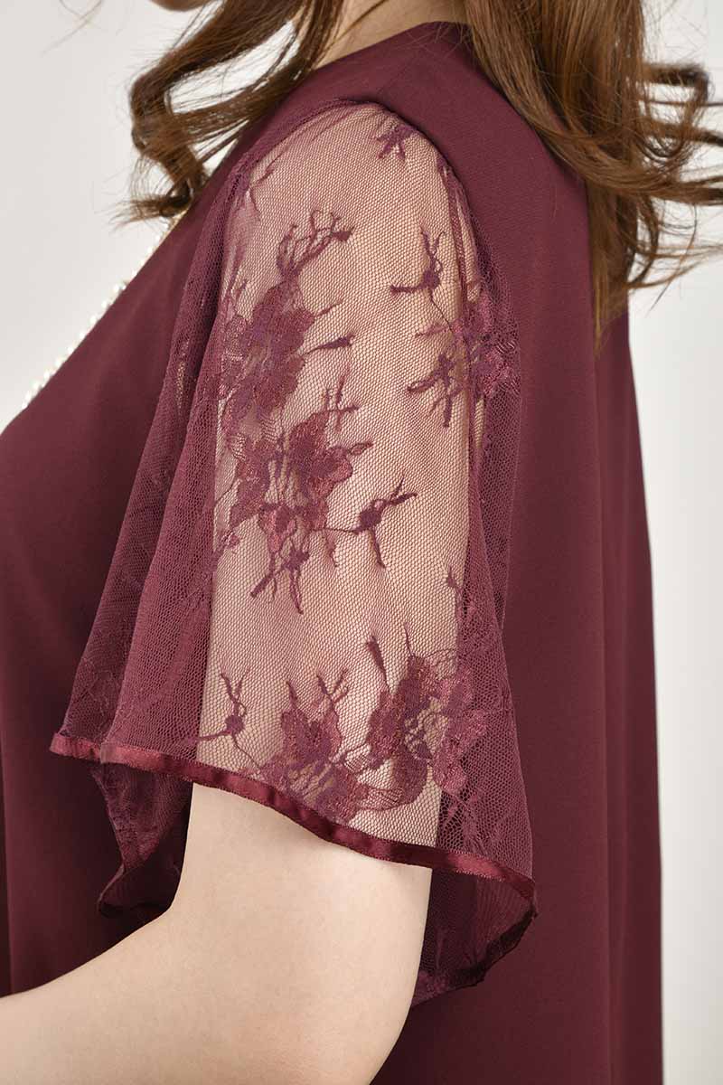 ワインレッドのフレアレーススリーブAラインドレス