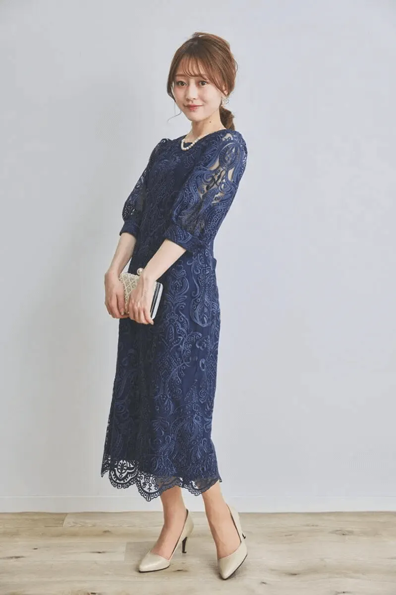 ネイビーのエンブロイダリーコクーンドレス