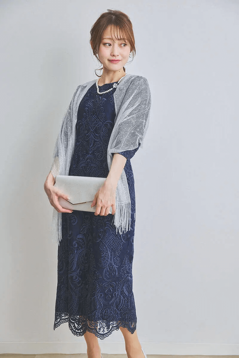 ネイビーのエンブロイダリーコクーンドレス