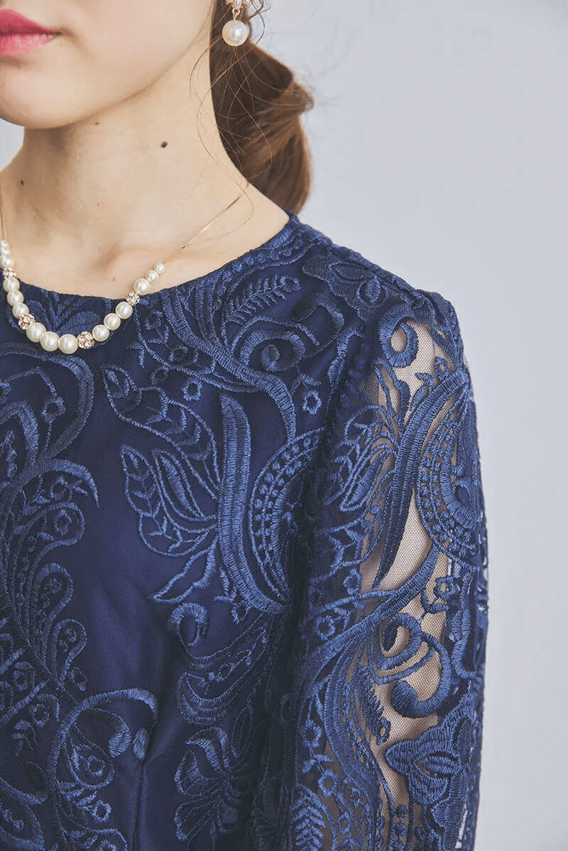 ネイビーのエンブロイダリーコクーンドレス